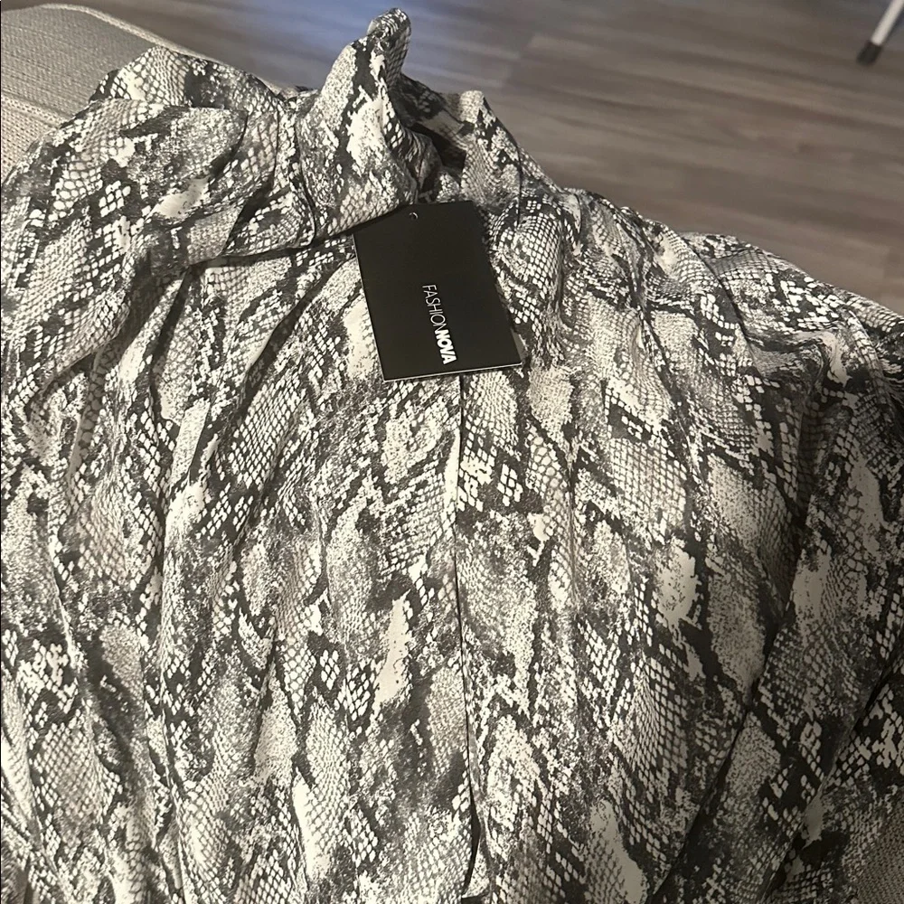 Fashion Nova Stylish Gray Patterned Jumpsuit XL - Picture 7 of 7